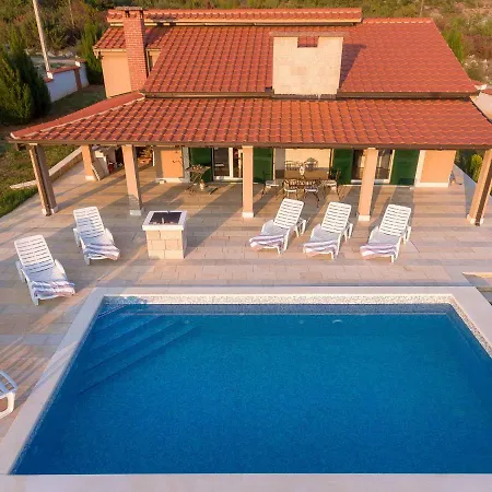 Holiday Dea Vucevica